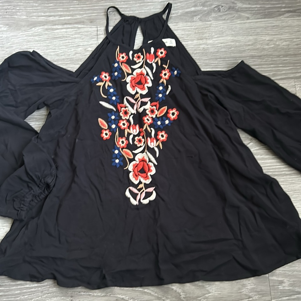 NWOT Abercrombie & Fitch Floral Embroidered Cold Shoulder Blouse